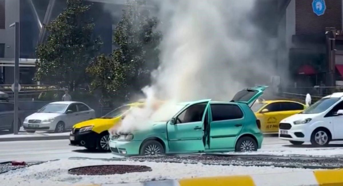 Edirne'de Otomobilin Motoru Alev Aldı, Sürücü Zor Kaçtı