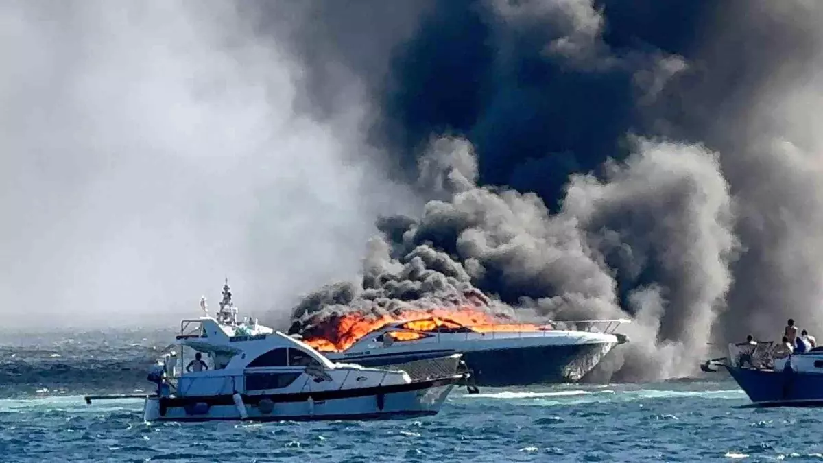Marmara Denizi'nde 'İllusion' Yatı Yangında Kullanılamaz Hale Geldi