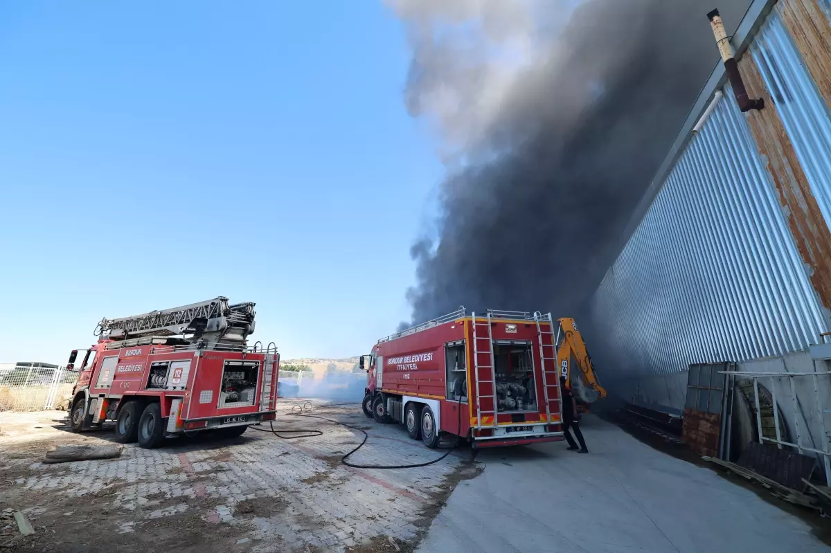 Burdur'da Fabrikada Yangın: 2 İşçi Dumandan Etkilendi