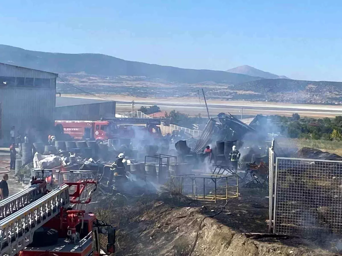 Burdur'da Mobilya Fabrikasında Yangın: 2 İşçi Dumandan Etkilendi