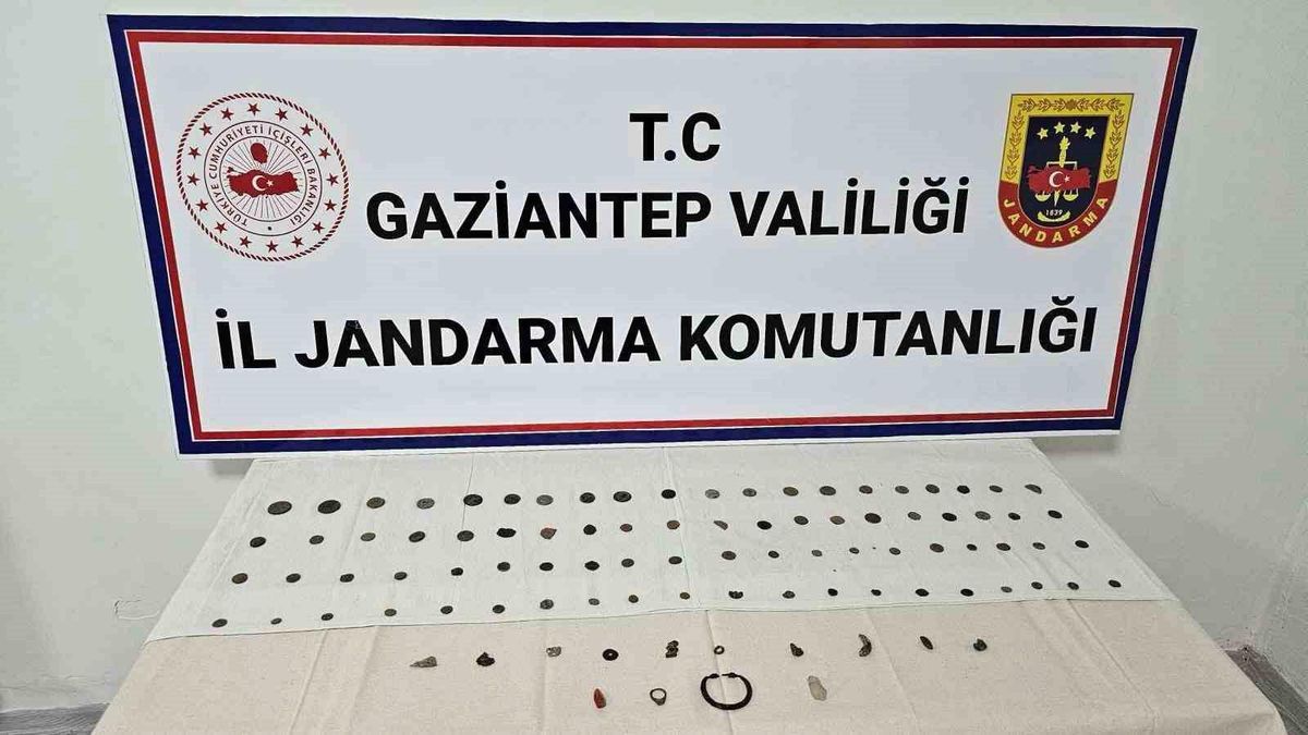 Gaziantep'te Tarihi Eser Kaçakçılığı Operasyonu: 80 Sikke ve 14 Metal Obje Ele Geçirildi