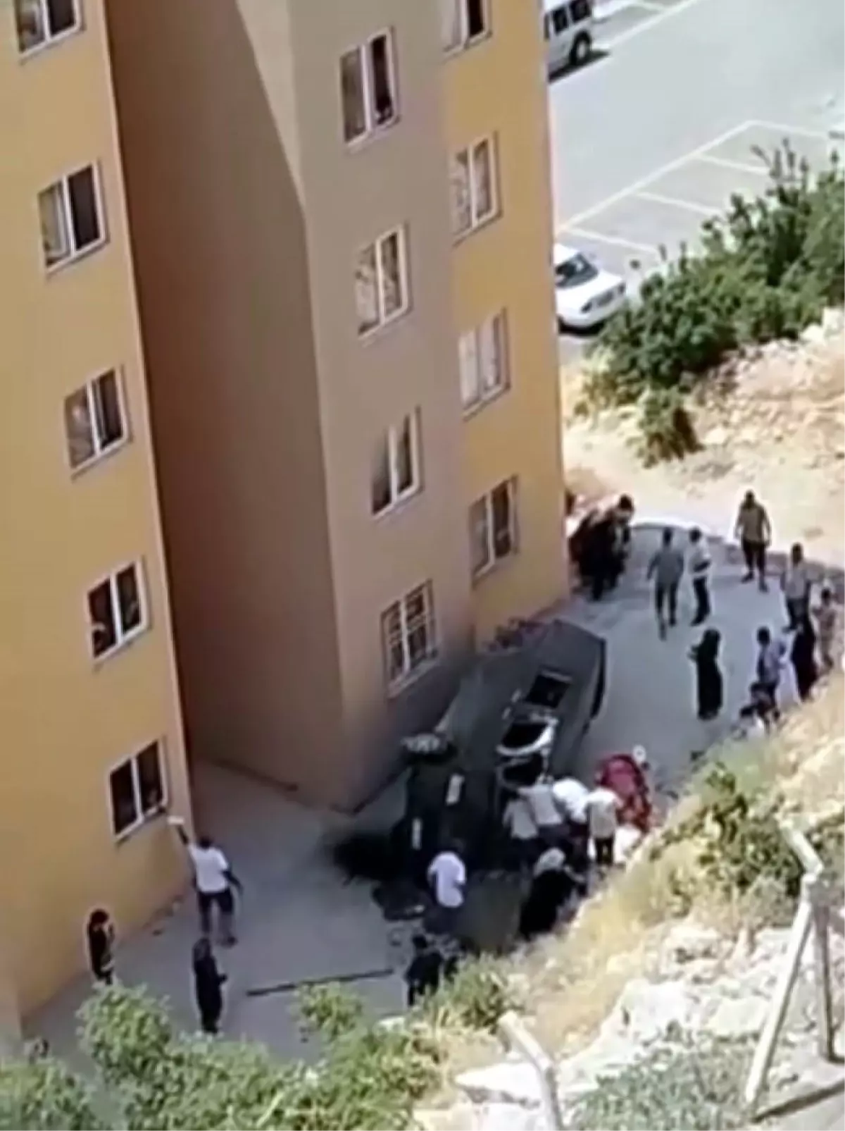 Kahramanmaraş'ta Ticari Araç Sitenin Bahçesine Düşerek Sürücüsünü Yaraladı