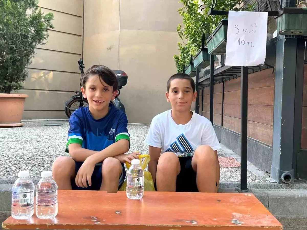 Yaz Tatilinde Su Satarak Harçlık Kazanan İki Çocuk