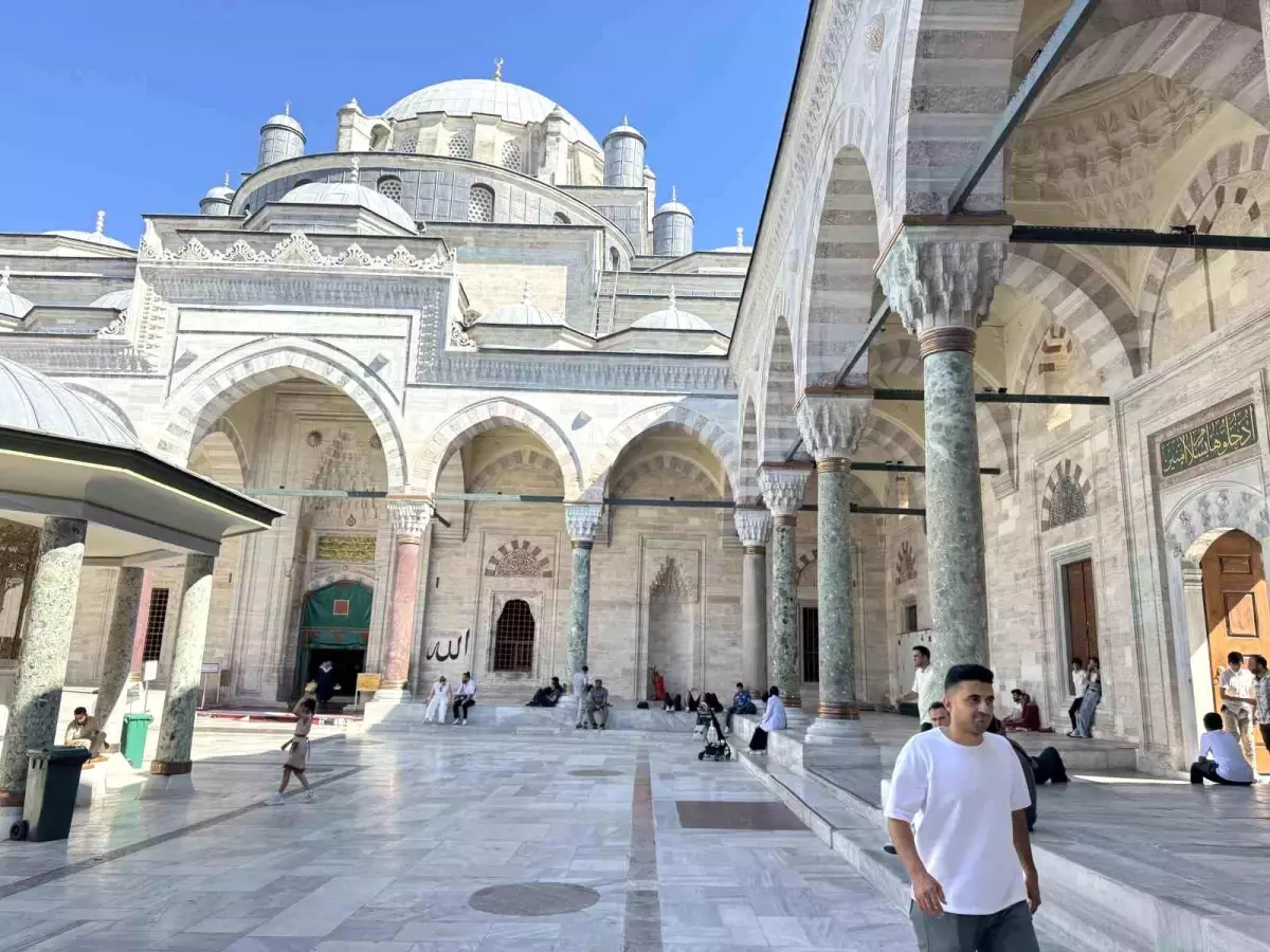 İstanbul'da Tarihi Camiler Sıcaklarda Serinleme Noktası Oldu