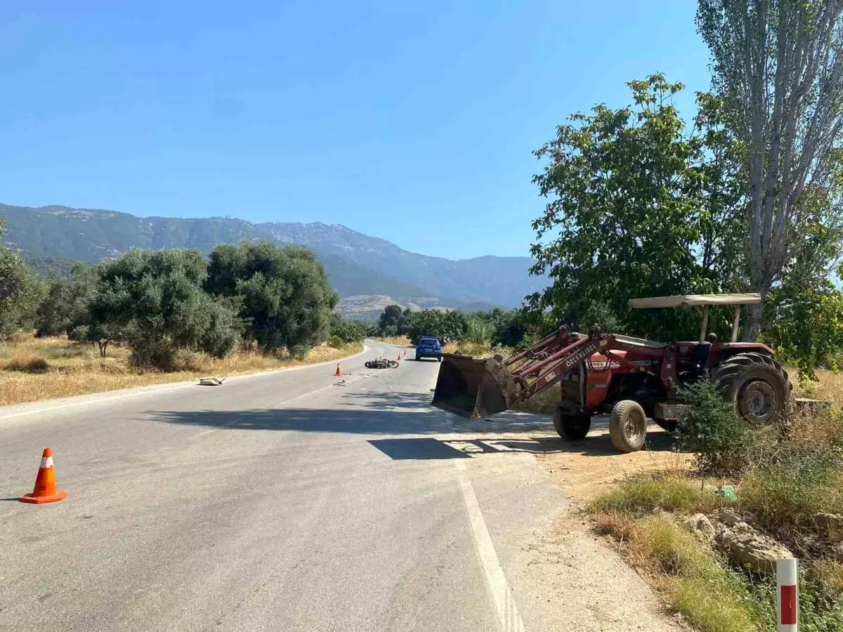 İzmir'de Motosiklet ile Traktörün Çarpışması: 1 Ağır Yaralı
