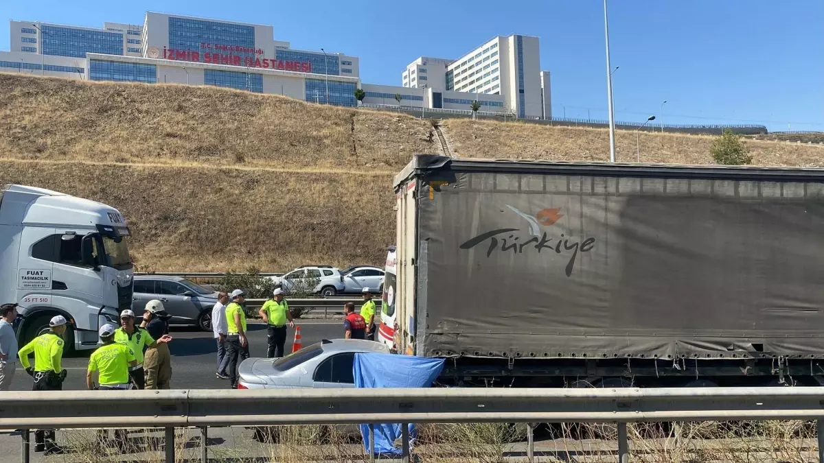 İzmir'de TIR'a Arkadan Çarpan Otomobilin Kazasında 1 Kişi Hayatını Kaybetti