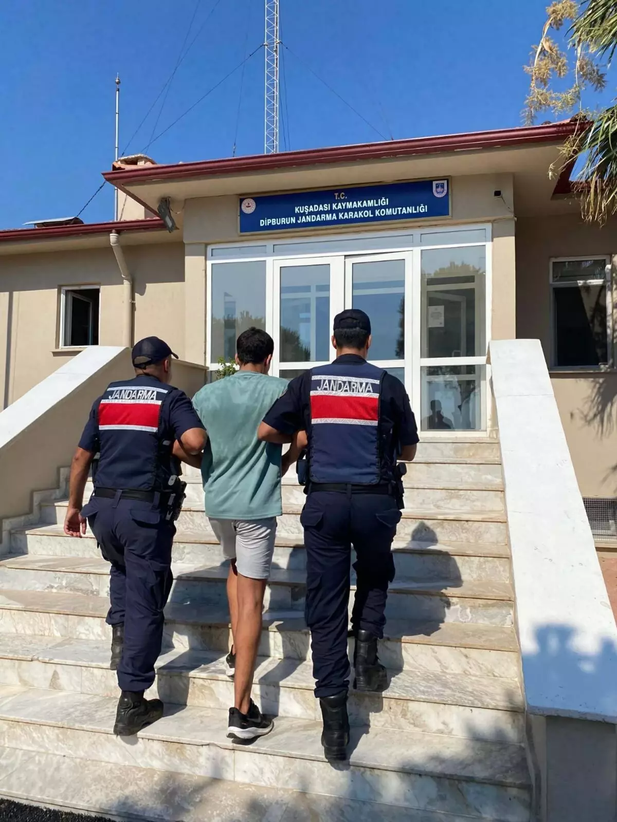 Kuşadası'nda Kaçak Göçmen Yüzerek Yunanistan'a Geçmeye Çalıştı