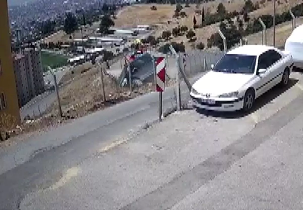 Kahramanmaraş'ta Hafif Ticari Araç Boşluğa Yuvarlandı