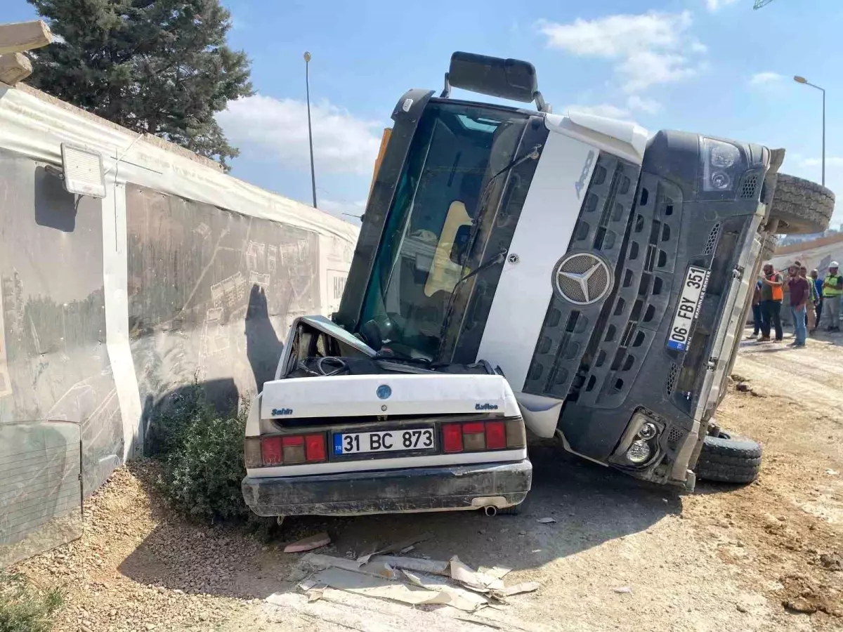 Hatay'da Hafriyat Kamyonu Park Halindeki Aracın Üzerine Devrildi