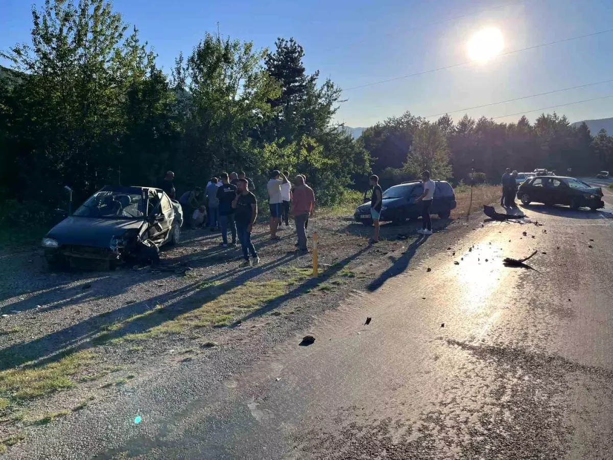Kastamonu'da İki Otomobil Çarpıştı: 4 Yaralı