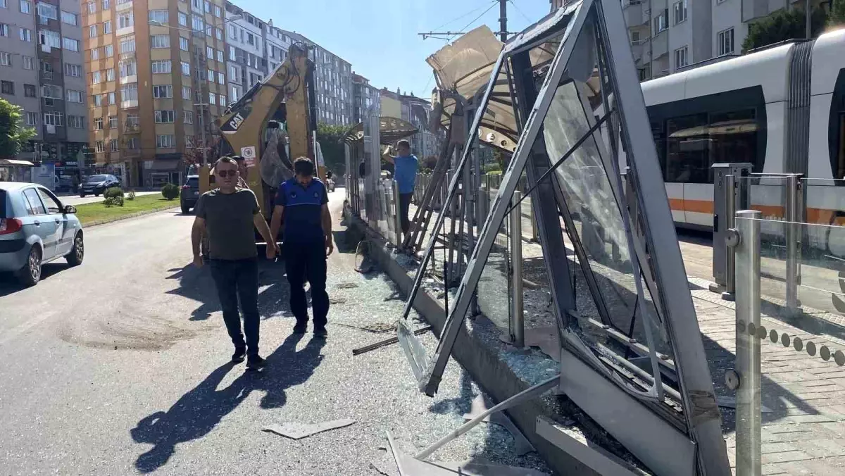 Eskişehir'de Kepçe Tramvay Durağına Çarptı, 1 Yaralı