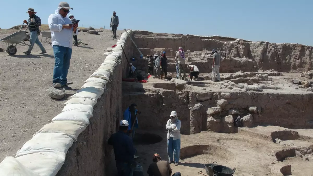 Kilis'teki Oylum Höyük'te Sıcak Havada Kazı Çalışmaları Devam Ediyor