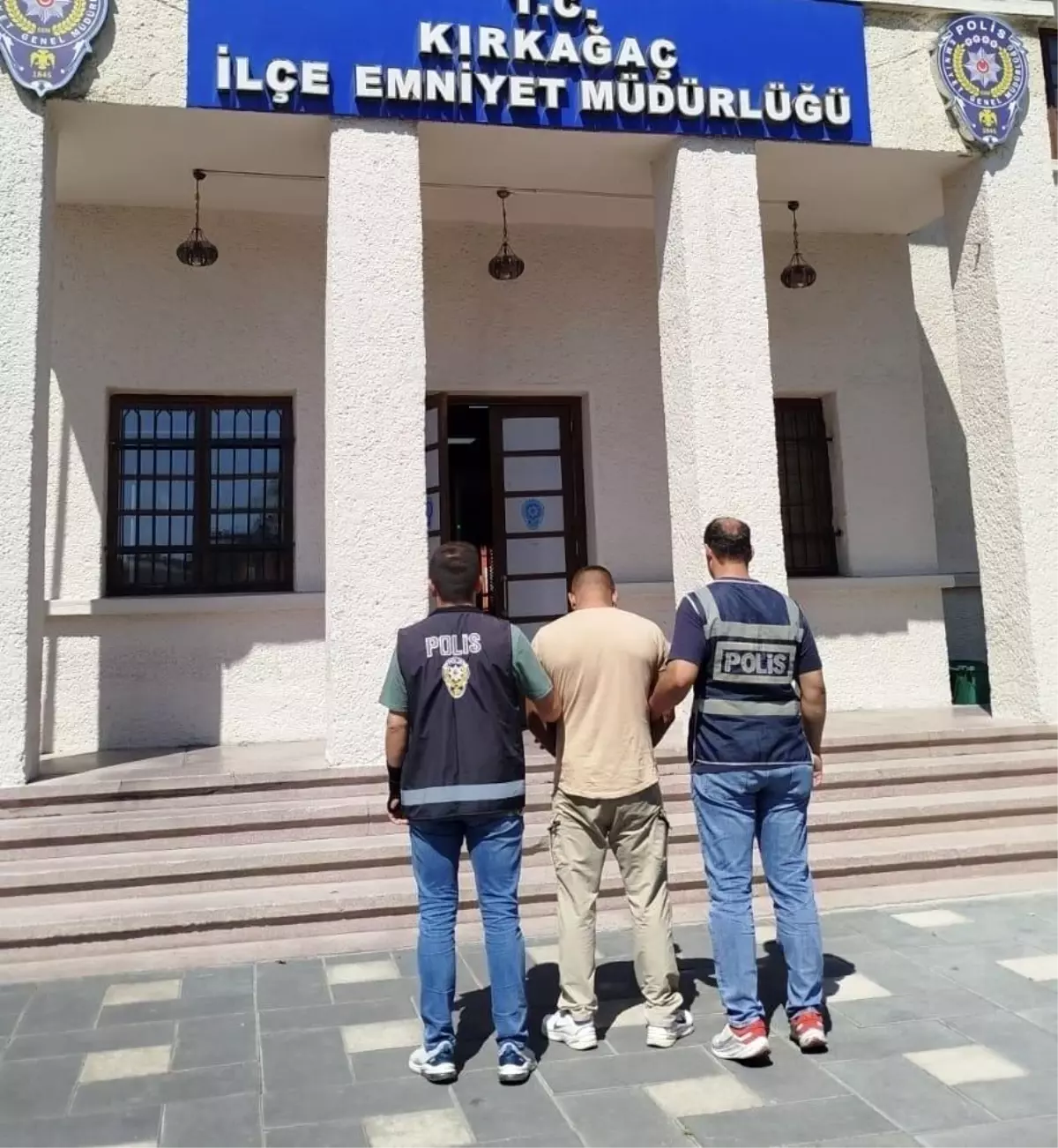 Manisa'da Uyuşturucu Operasyonu: 42 Bin TL ve Uyuşturucu Maddeler Ele Geçirildi