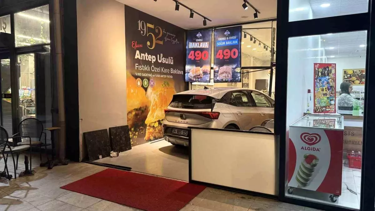 Küçükçekmece'de Elektrikli Otomobil Pastaneye Girdi