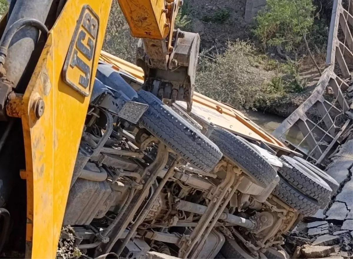 Malatya'da Köprü Çöktü: 1 Yaralı