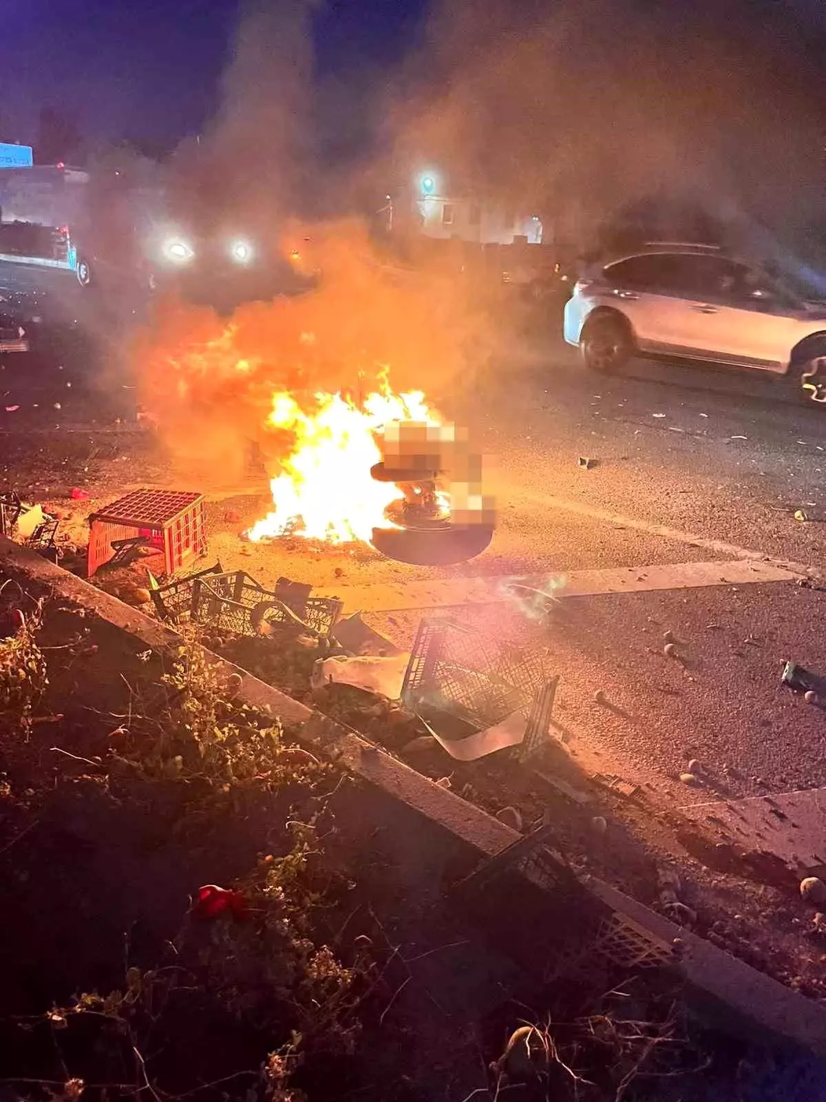 İzmir'de Motosiklet Kamyonetle Çarpıştı: Sürücü Yanarak Hayatını Kaybetti
