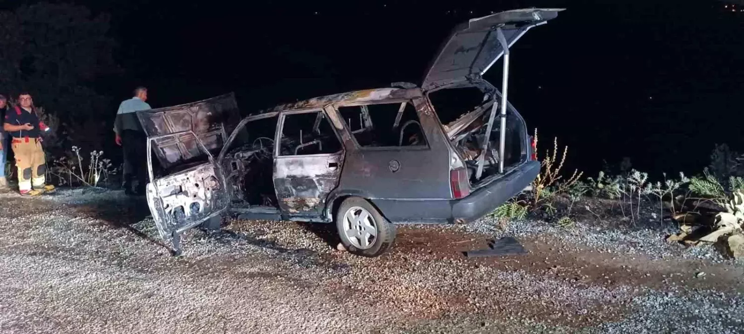 Manisa'da Seyir Halindeki Otomobil Alev Aldı