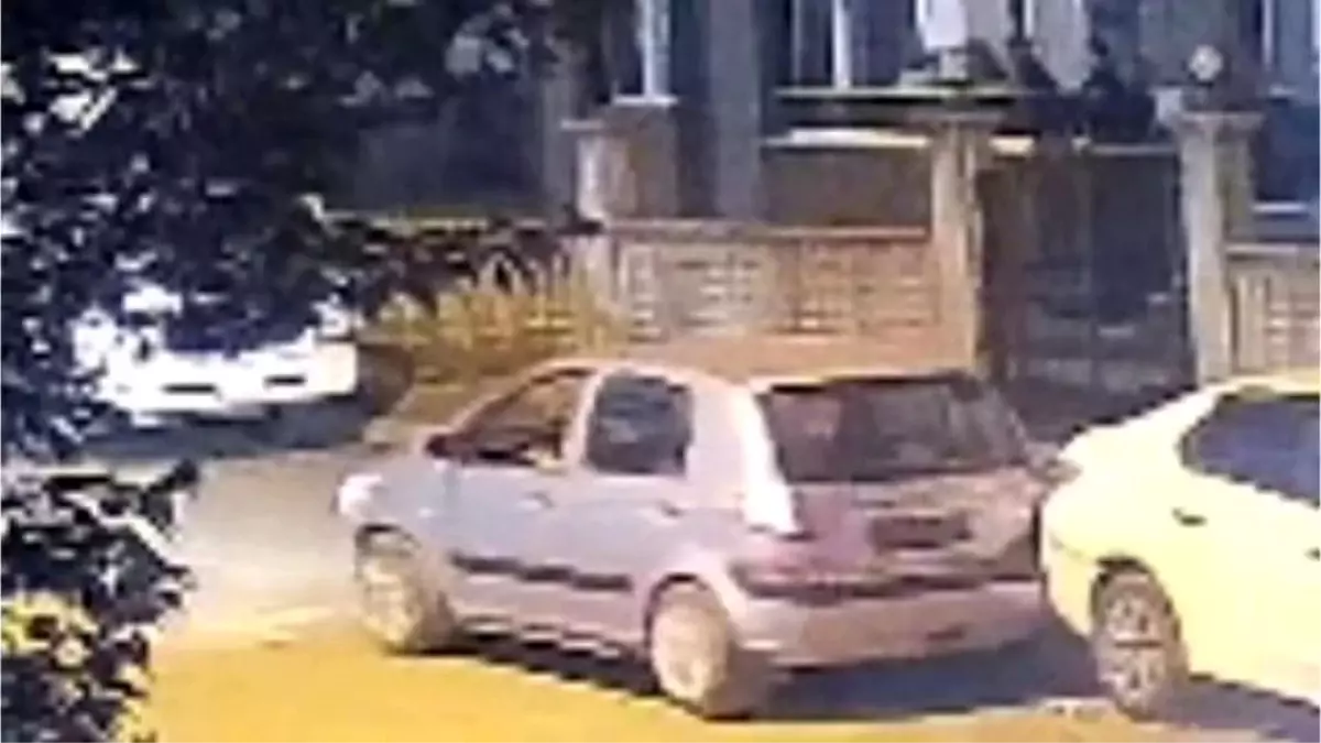 Hendek'te Park Halindeki Araca Çarpan Sürücü Kaçtı