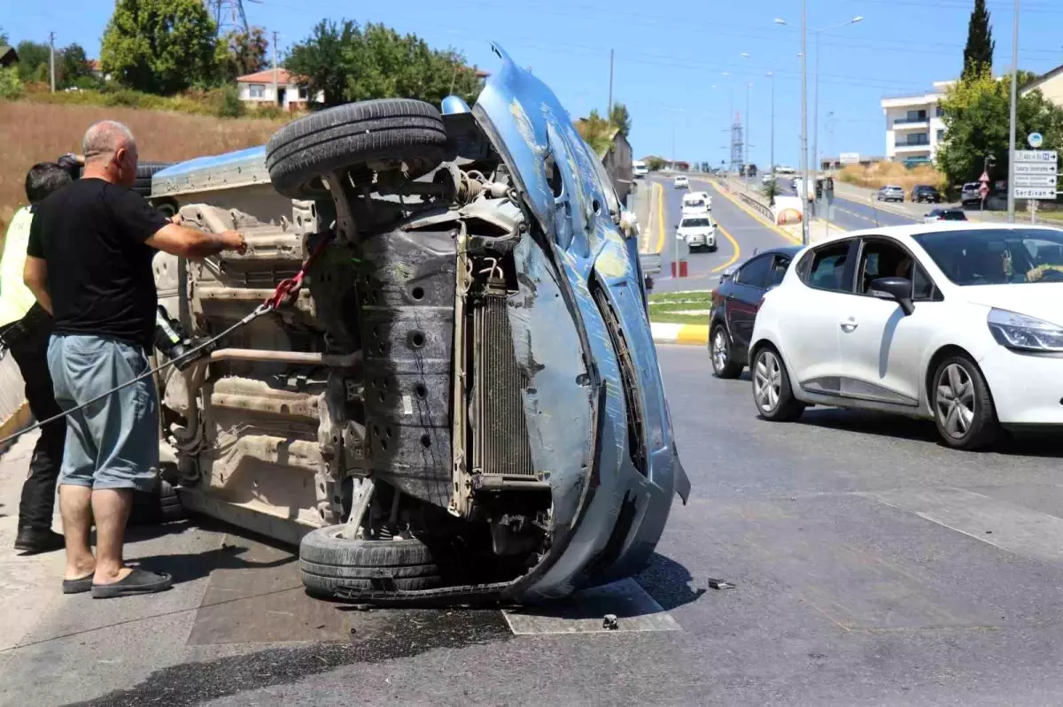 Serdivan'da Kontrolden Çıkan Otomobil Beton Bariyere Çarptı