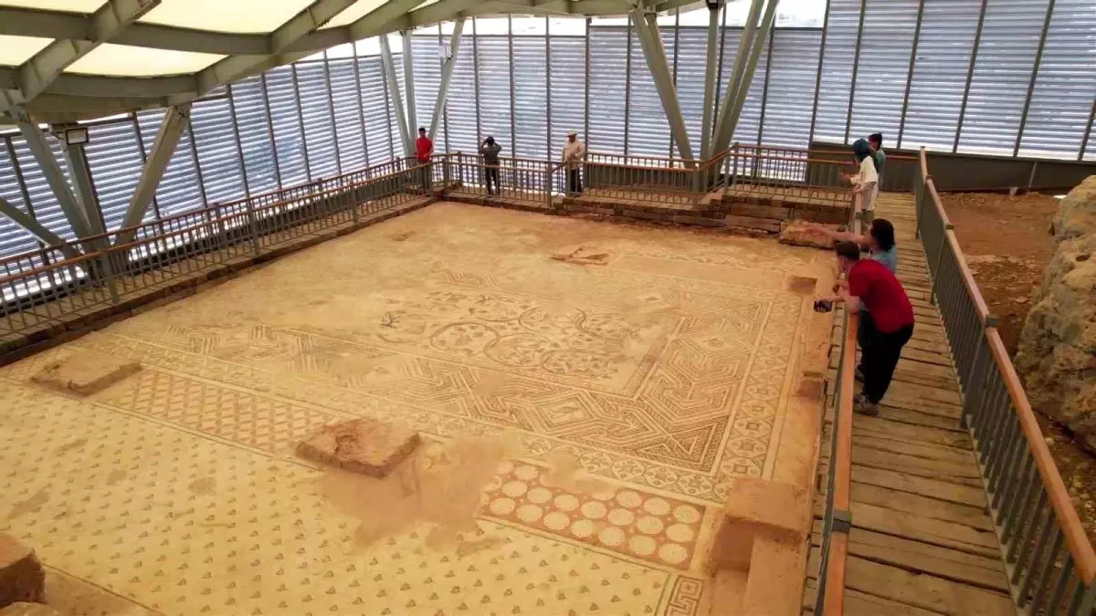 Perre Antik Kent'te 'Cennet Bahçesi' Mozaiği Restorasyonu Tamamlandı