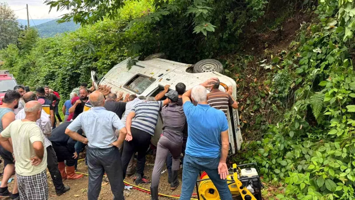 Rize'de Çay Toplama Giderken Minibüs Devrildi: 2 Ölü, 3 Yaralı