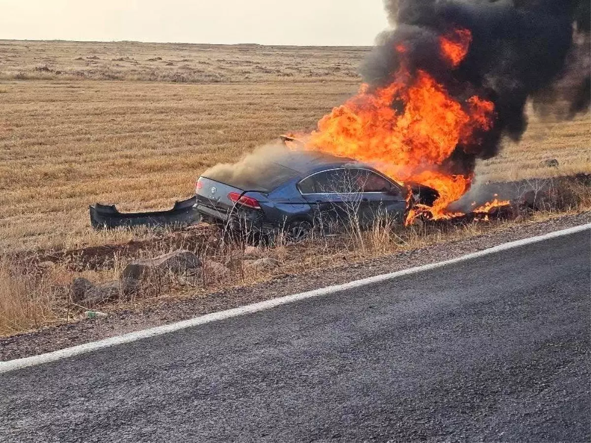 Şanlıurfa'da Devrilen Otomobil Alev Alev Yandı, Sürücü Yaralandı