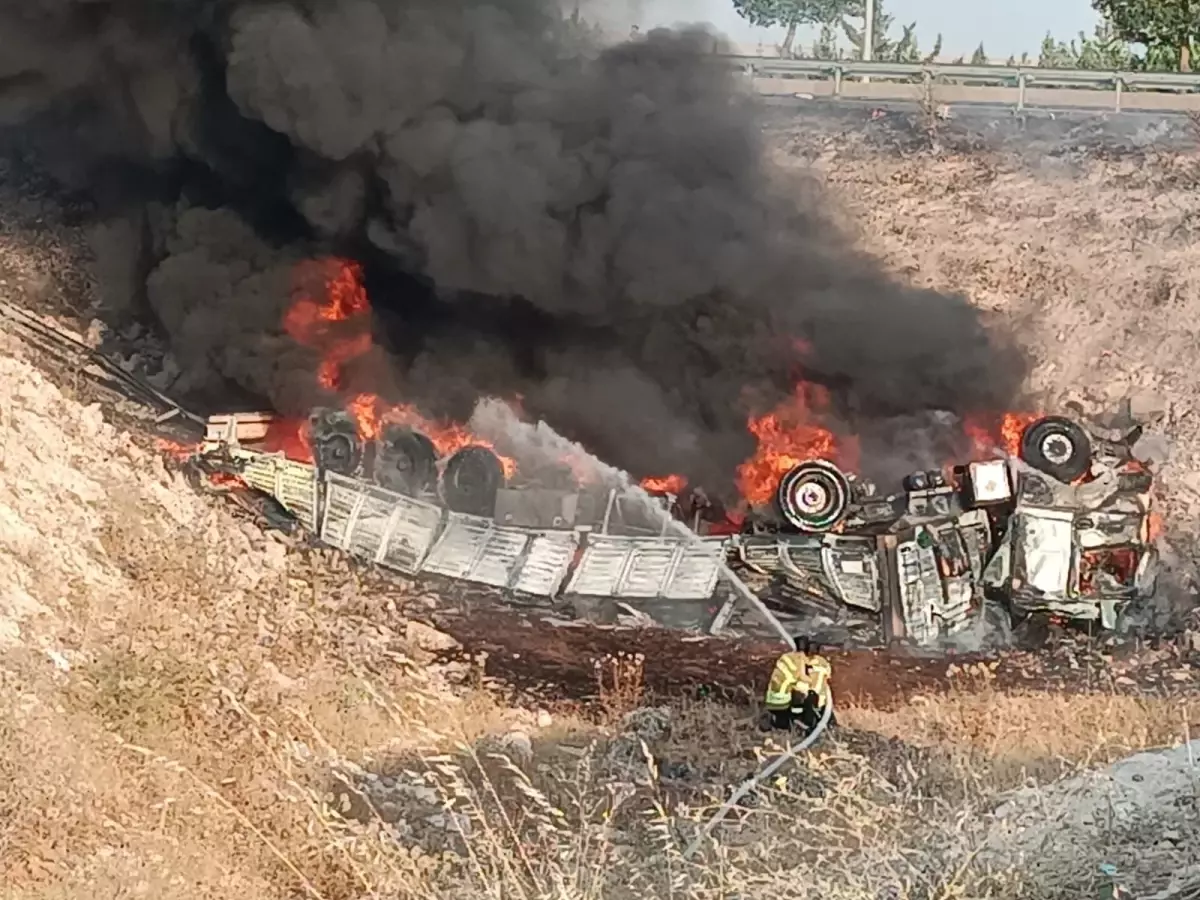 Şanlıurfa'da TIR Devrildi, Alevler İçinde Kaldı