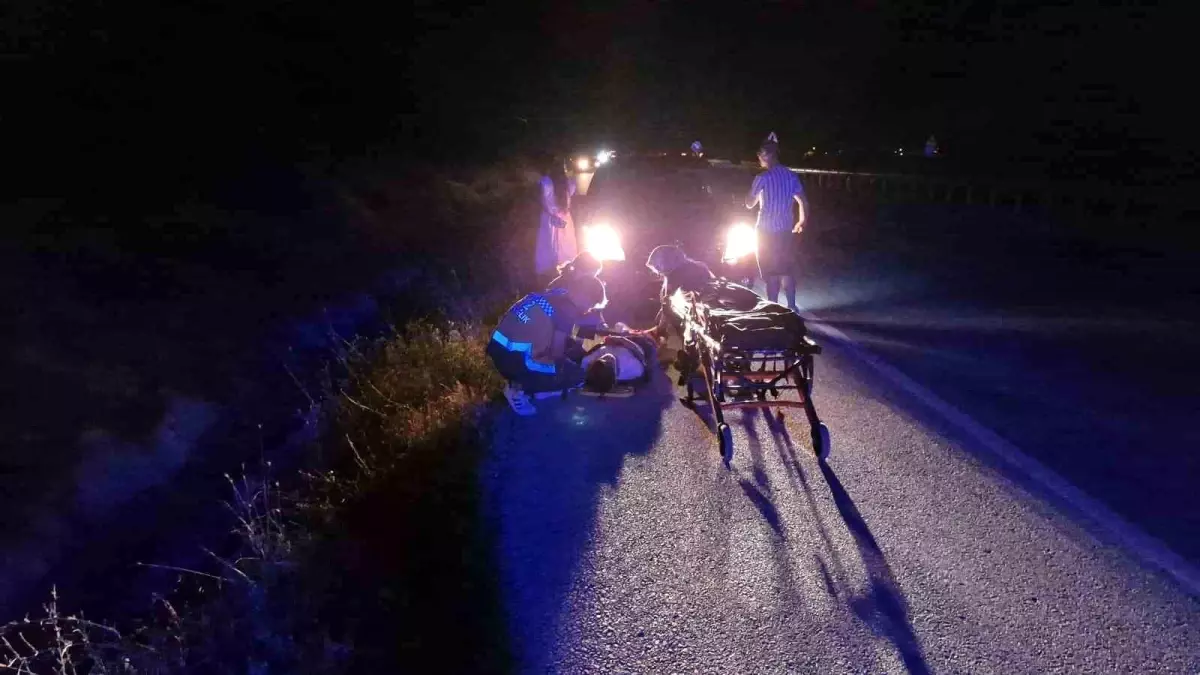 Çorum'da Kontrolden Çıkan Araç Şarampole Devrildi: 16 Yaşındaki Sürücü Yaralandı