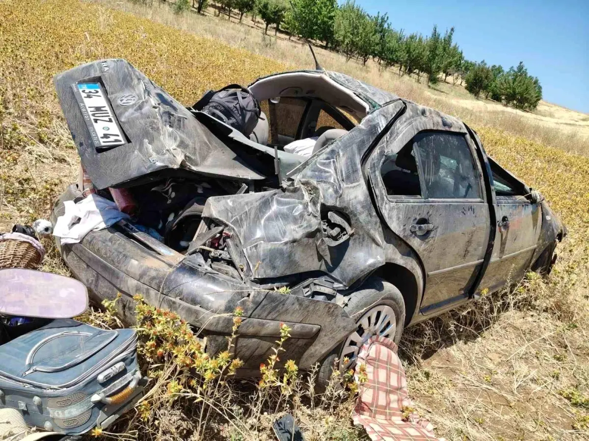 Konya'da Tarlaya Devrilen Otomobilde 3 Yaralı