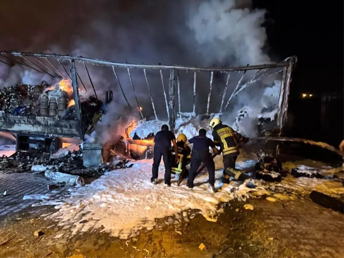 Kayseri'de Tır Dorsesinde Yangın Çıktı