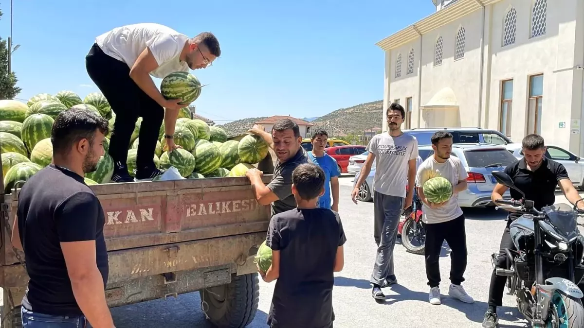 Hayırsever Vatandaş, Çürümeye Terk Edilen Karpuzları Satın Alarak Destek Oldu