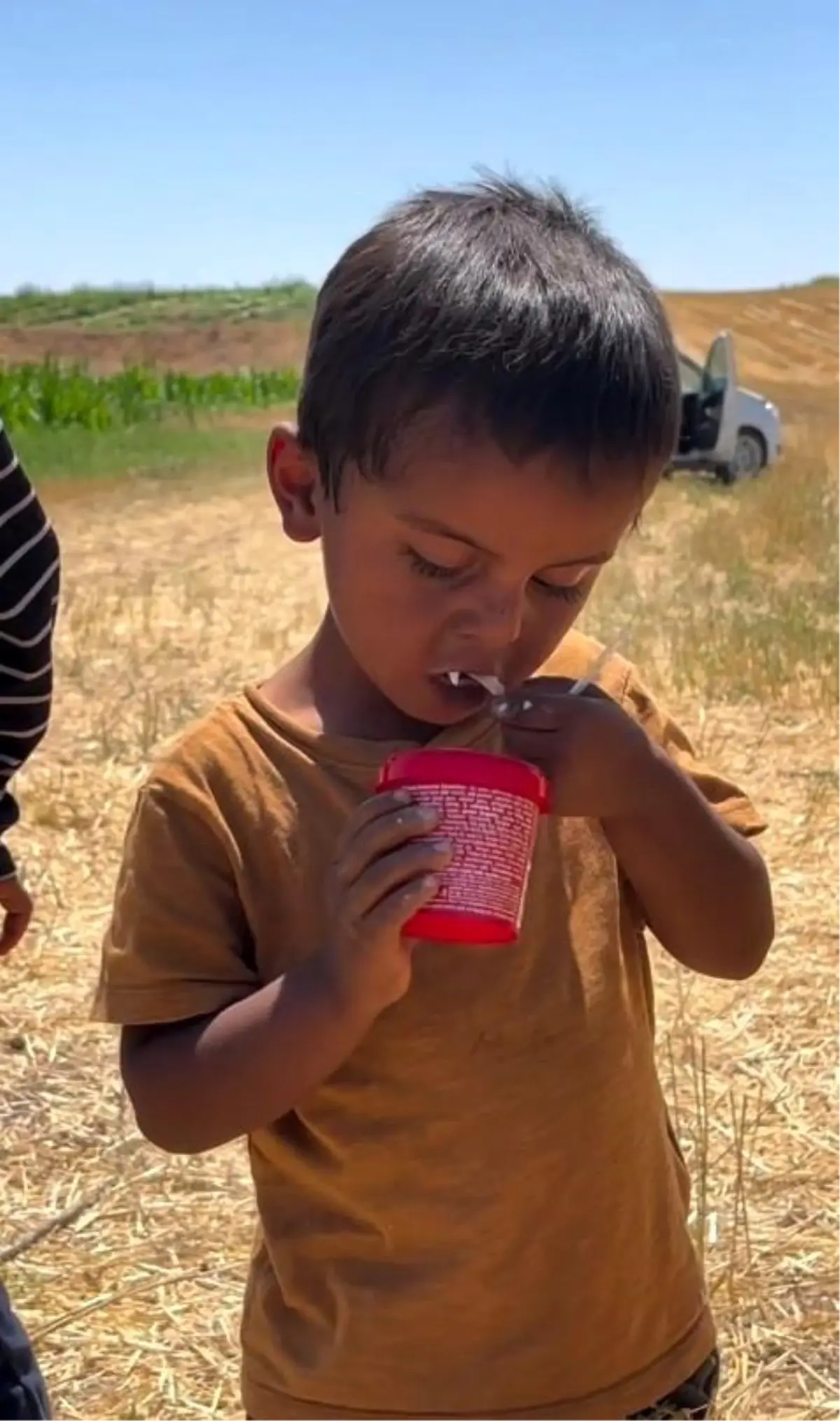 Kaymakam Özbek'ten Çocuklara Dondurma İkramı