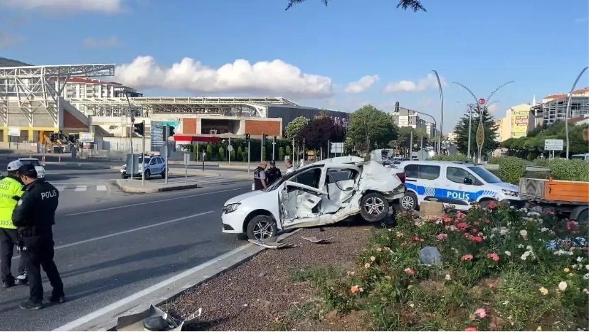 Yozgat'ta Minibüs ve Otomobil Çarpıştı: 1 Ölü, 2 Yaralı