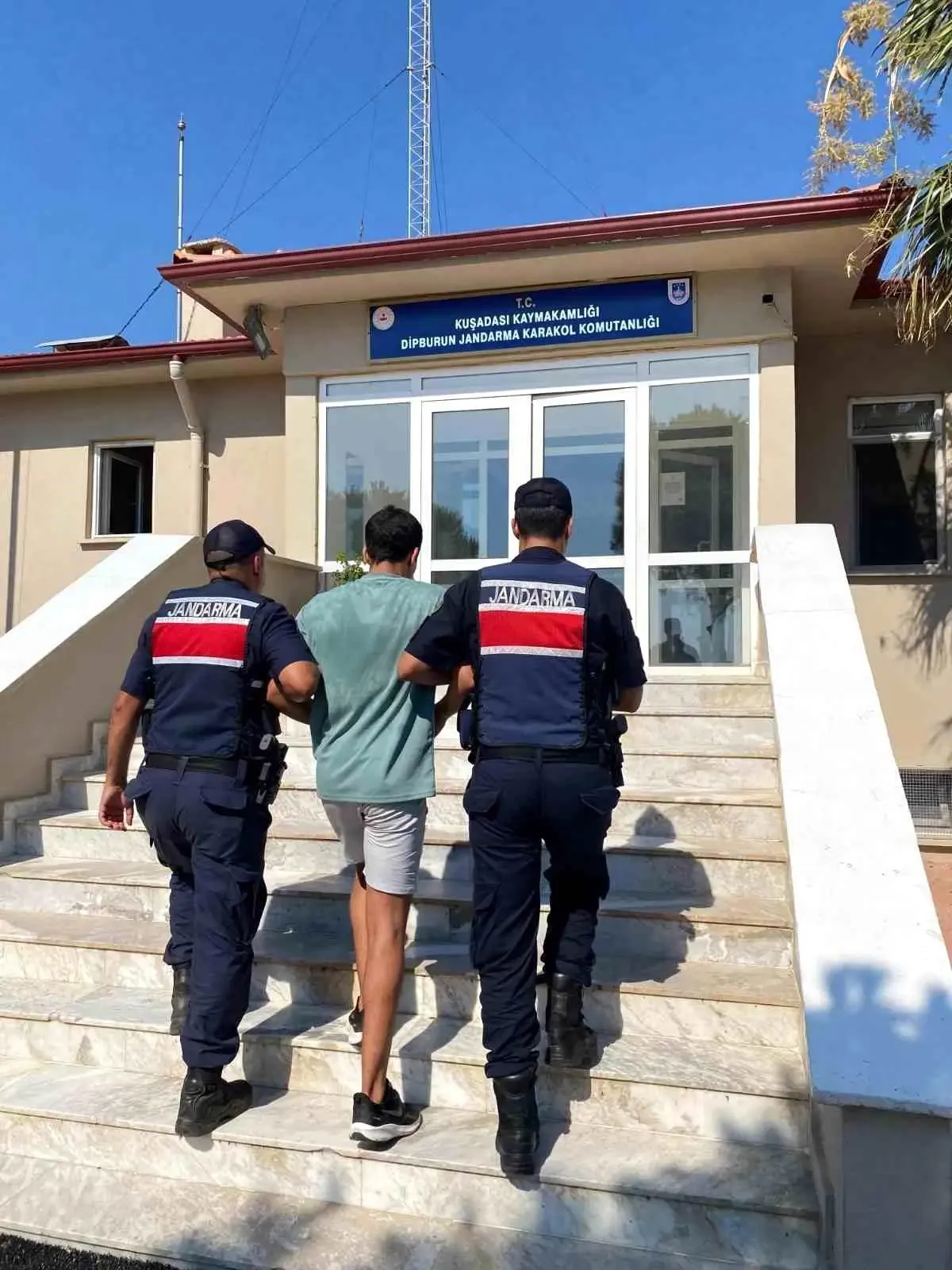 Kuşadası'nda Düzenli Göçmen Yüzerek Sisam Adası'na Geçmeye Çalışırken Yakalandı