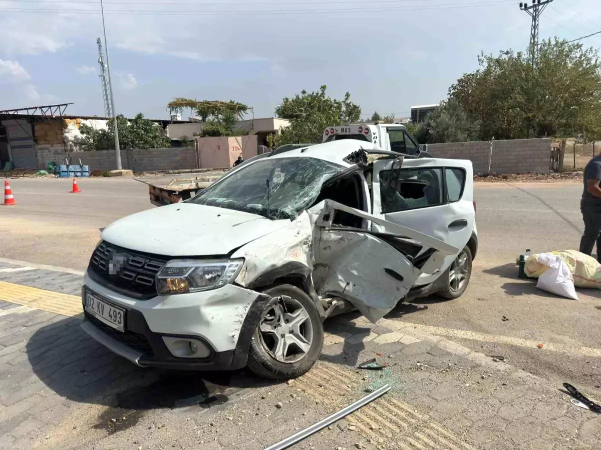 Adıyaman'da Minibüs ile Hafif Ticari Araç Çarpıştı: 2 Yaralı