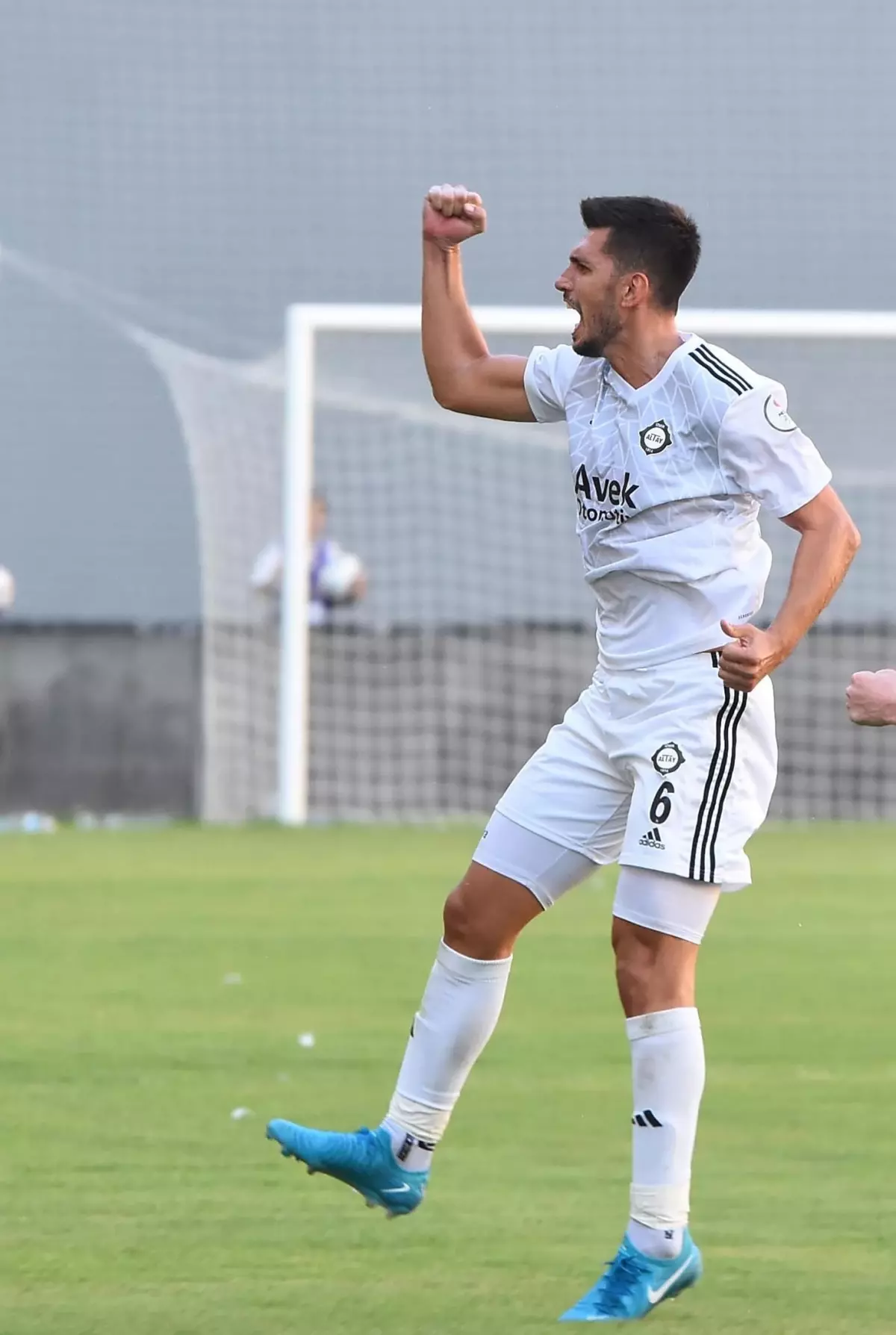 Altay'da Tecrübeli Oyunculara Ödeme Sözü
