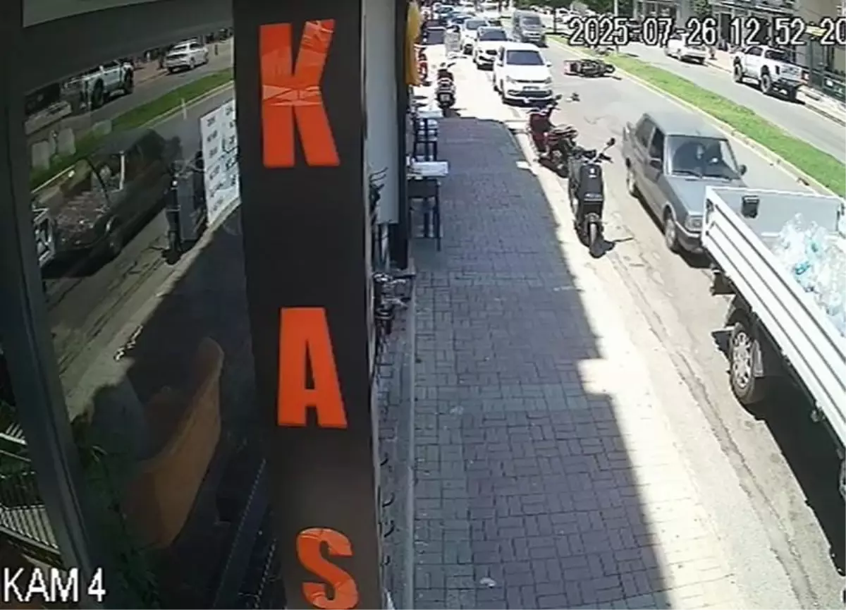 Motosiklet Sürücüsü Otomobile Çarptı: Yaralı Hastaneye Kaldırıldı