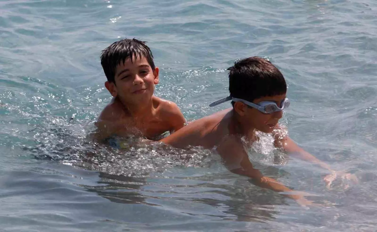 Antalya'da Sıcak Hava Dalgası, Konyaaltı Sahili Dolu