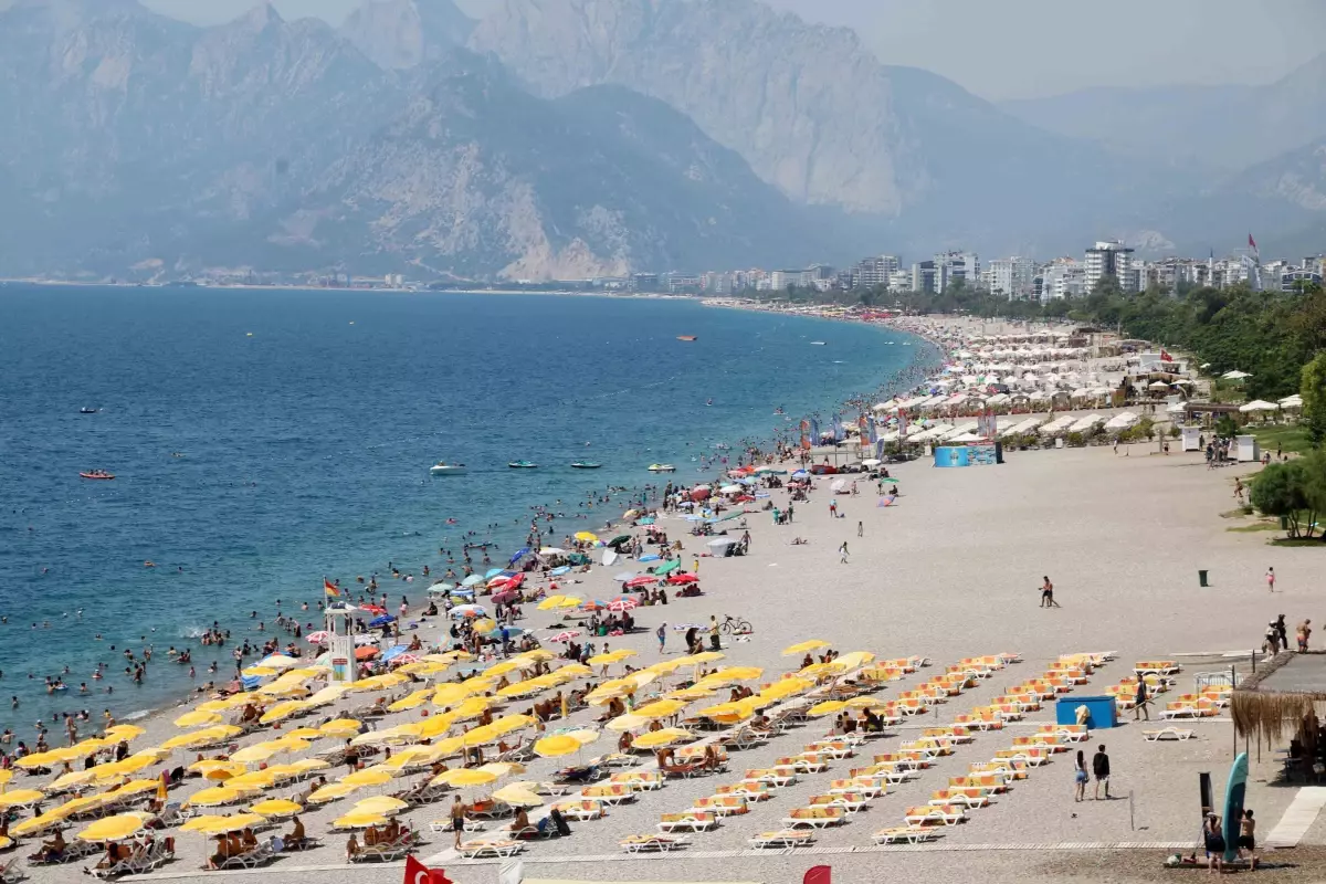 Antalya'da Nem Oranı Yüzde 80'e Çıktı, Hissedilen Sıcaklık 42 Dereceye Ulaştı