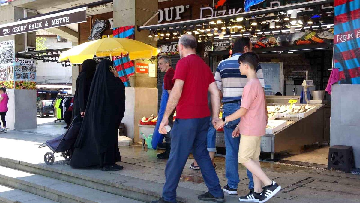 Trabzon Balık Tezgahlarında Arap Turistlerin Büyük Balıklara İlgisi