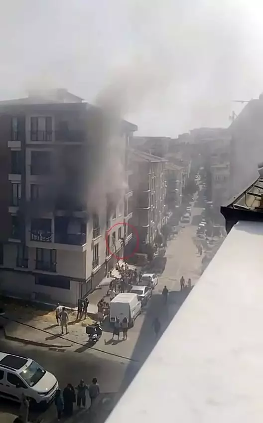 5 katlı binada yangın dehşeti: 2 kişi pencereden atladı
