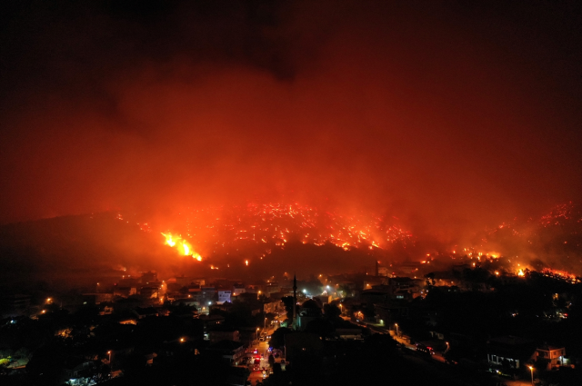 Bursa'da felaket gecesi! Yangın yerleşim yerlerine ulaştı