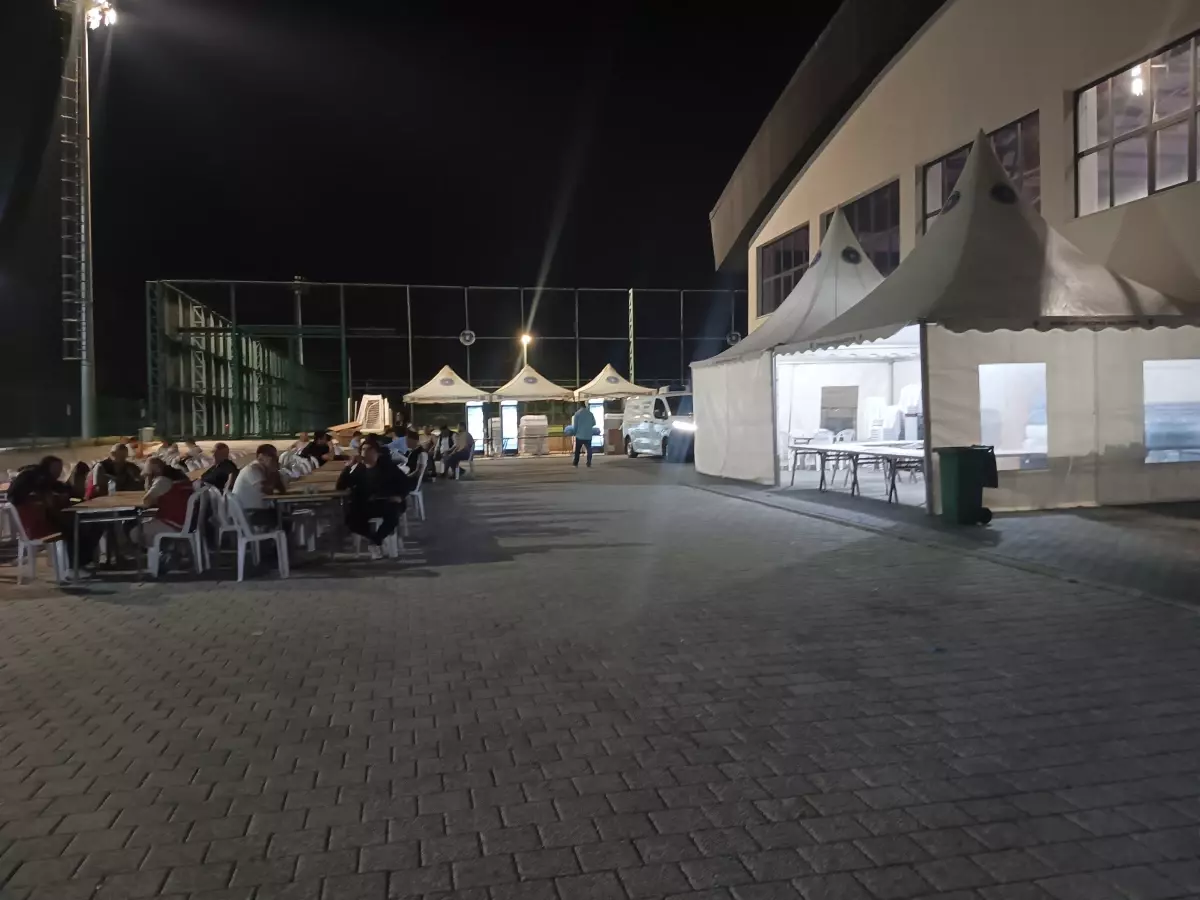 Yangın Sonrası Tahliye Edilen Vatandaşlar İçin Barınma Alanı Kuruldu