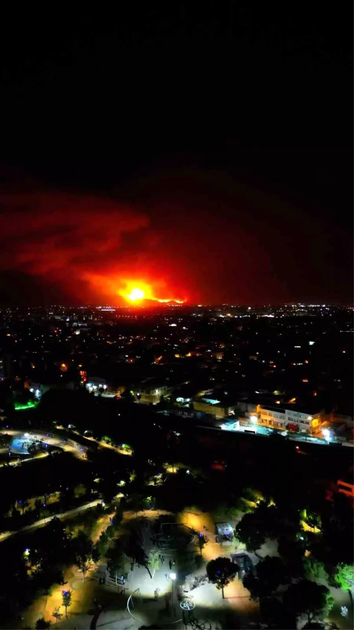 Bursa'da Orman Yangını ve Patlamalar Drone ile Görüntülendi