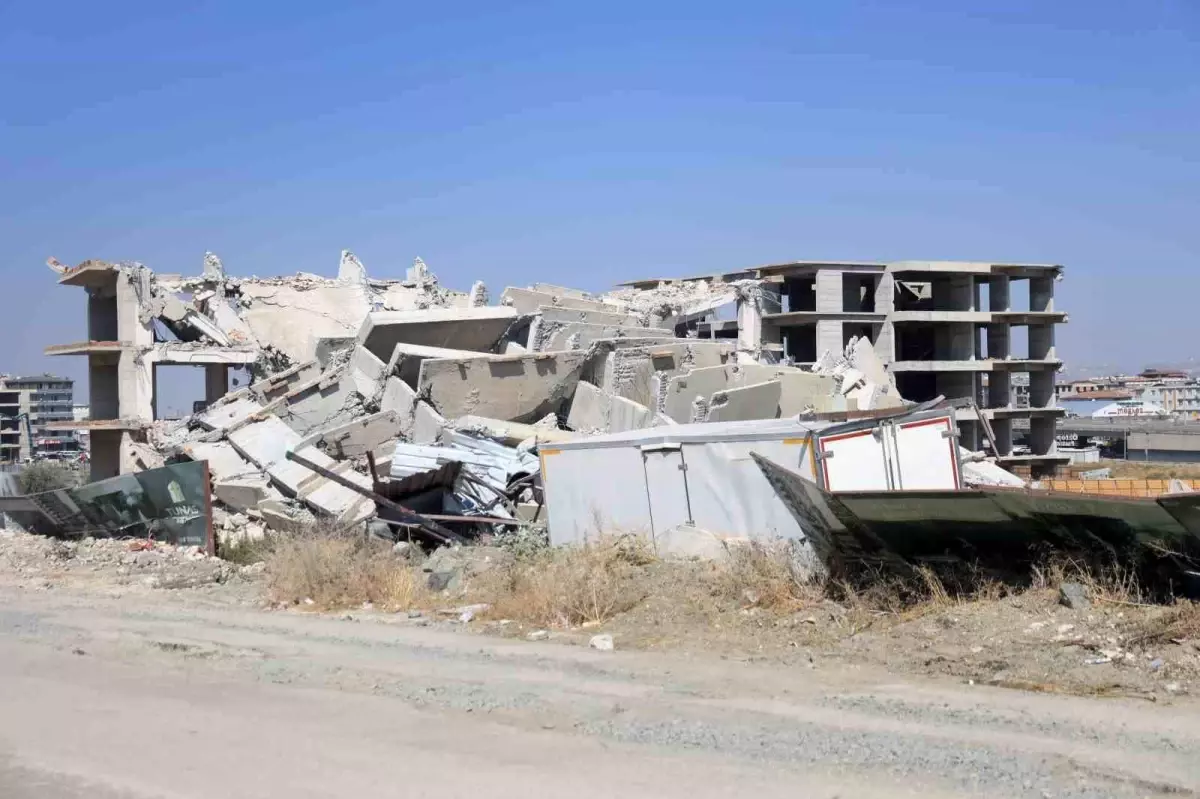 Hatay'da 12 Katlı Bina Kontrollü Olarak Yıkıldı, Deprem Etkisi Hissettirildi