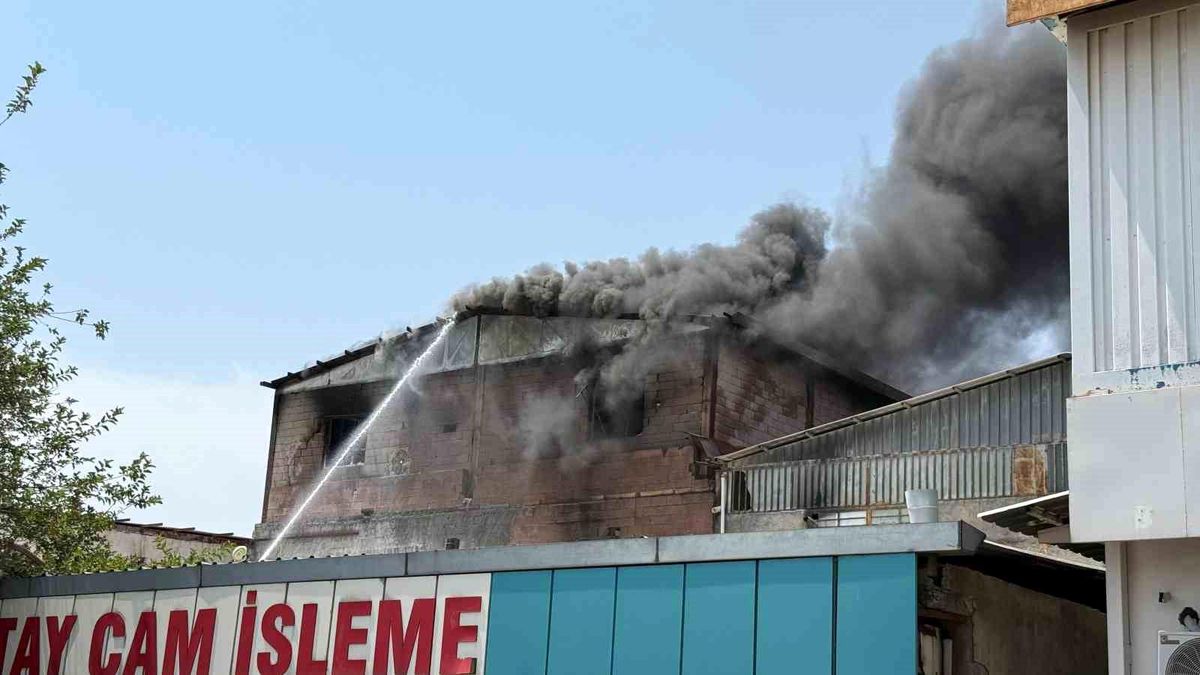 Diyarbakır'da Kereste Deposunda Yangın Çıktı