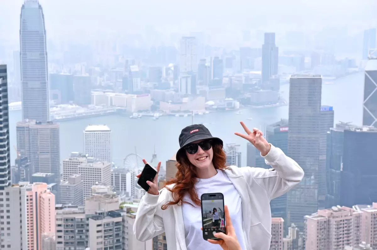 Hong Kong, İlk Yarım Yılda Turist Sayısını Yüzde 12 Artırdı