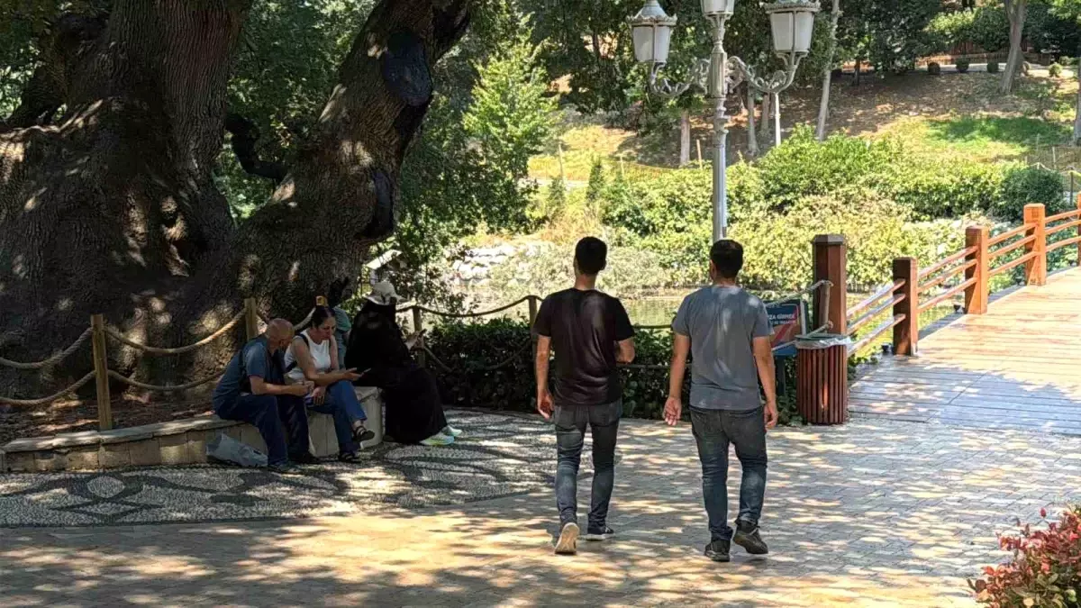 İstanbul'da Hava Sıcaklıkları Artınca Bebek Sahili Dolu