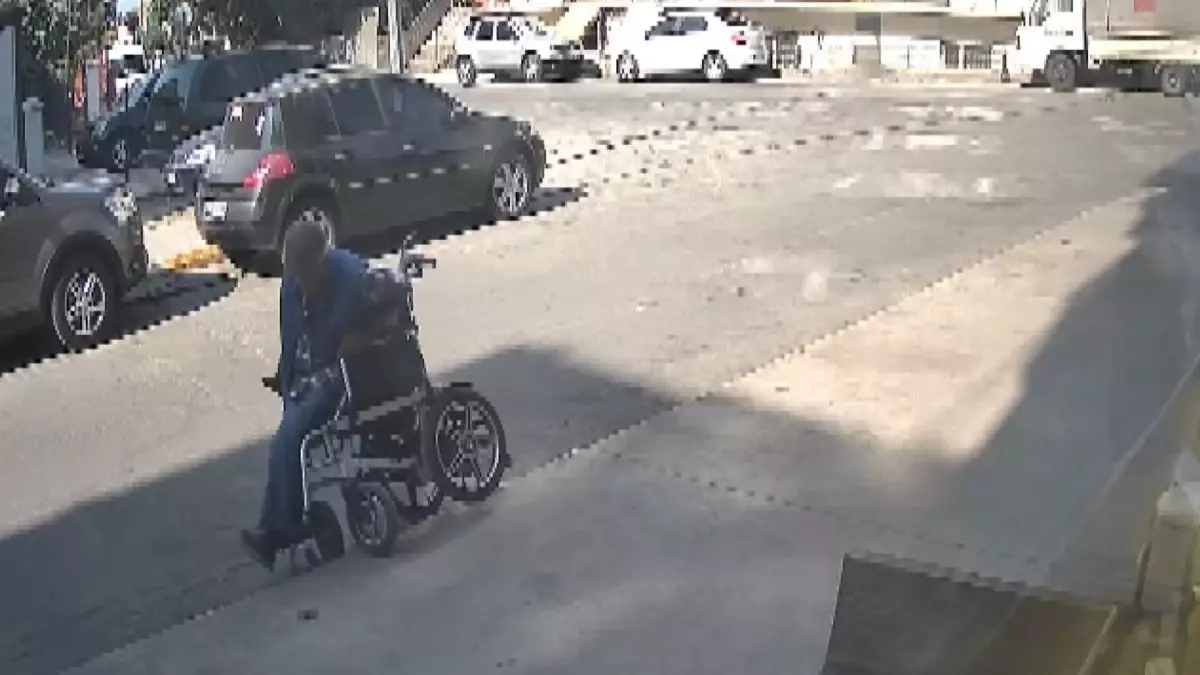 Pendik'te Bedensel Engelli Adamın Akülü Sandalyesi Kaldırımdan Düştü