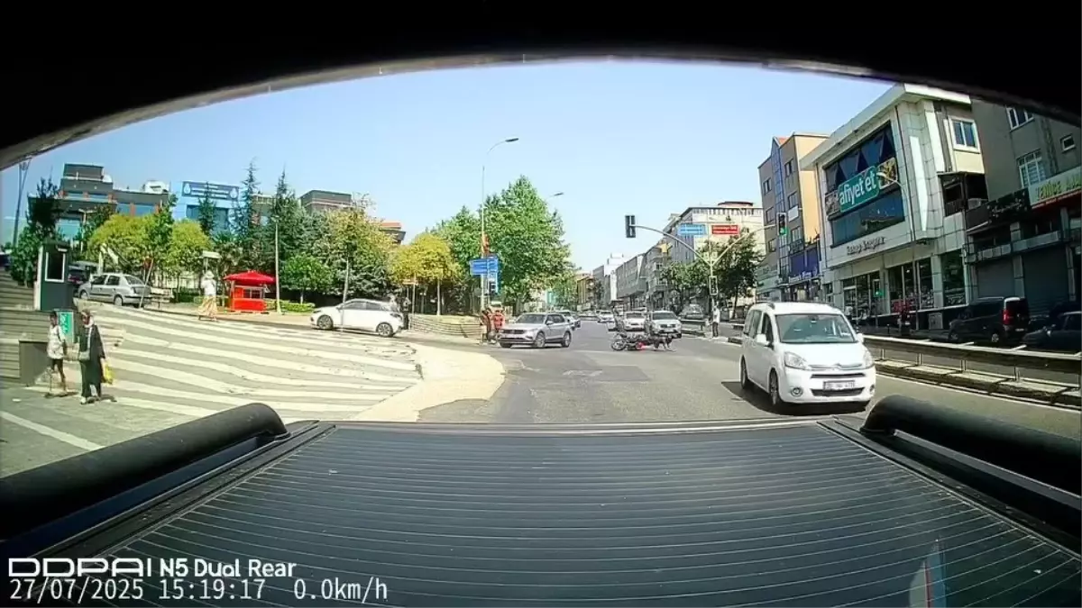 Ümraniye'de Kırmızı Işıkta Yayaya Motosiklet Çarptı